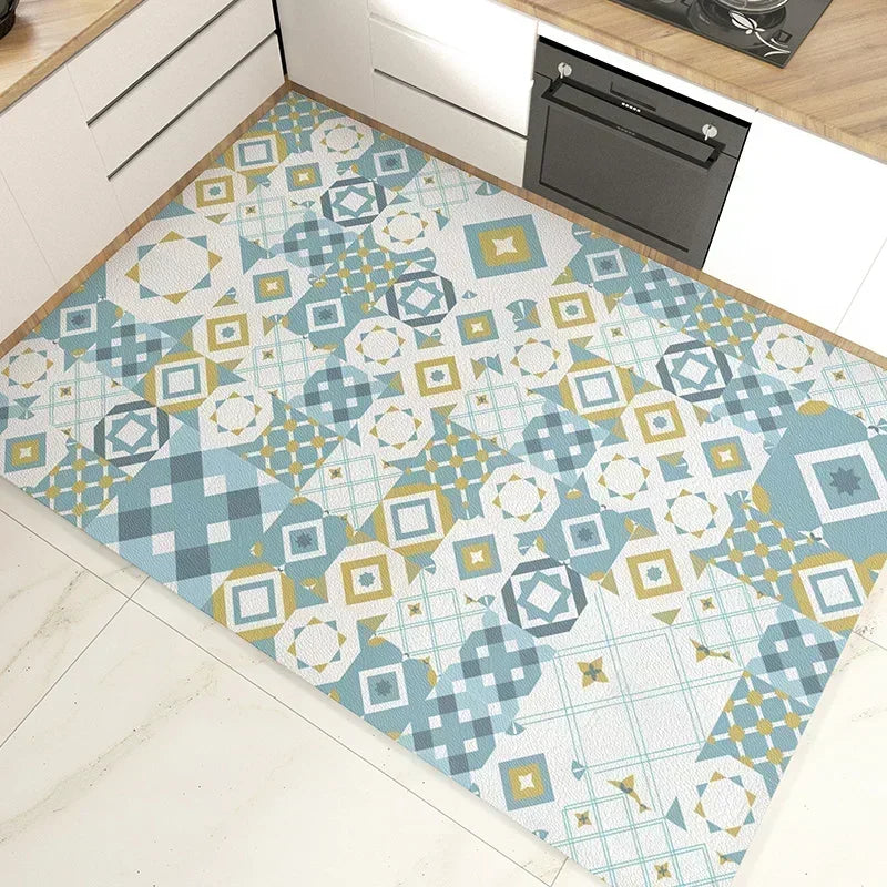 Tapis imprimé aux motifs géométriques abstraits en bleu, gris et jaune sur un sol carrelé dans une cuisine moderne.