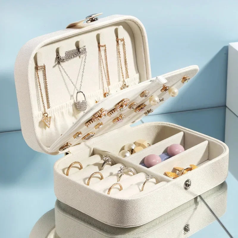 boîte bijoux portable cuir velours beige rose bleu marine moderne élégant boucles oreilles colliers