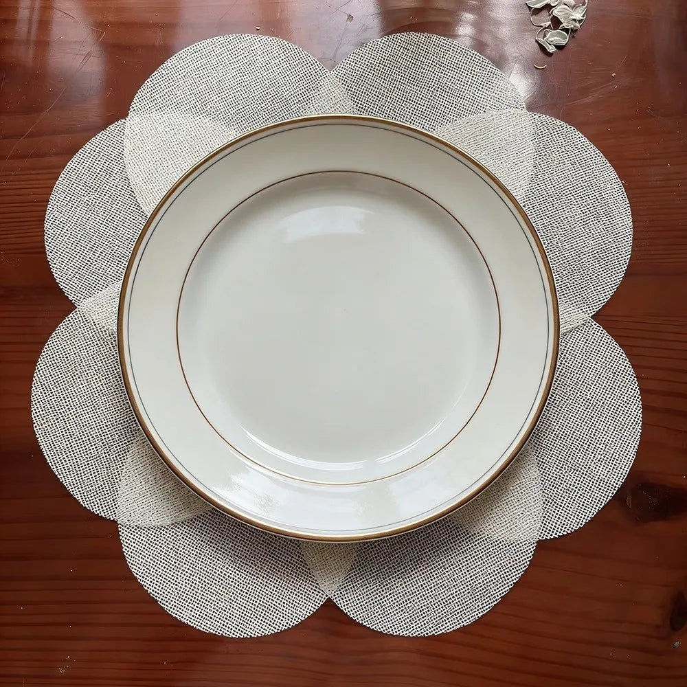 serviettes table tissu motif fleur assiettes blanches dorées couverts bol verre d'eau dîner classique
