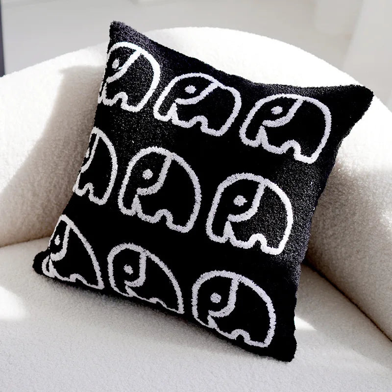 Coussin orné de motifs graphiques monochrome noir et blanc, idéal pour une décoration moderne et tendance.