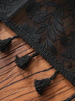chimene table noir dentelle motif floral bordures franges assiettes couverts tasse théière gâteau cerises