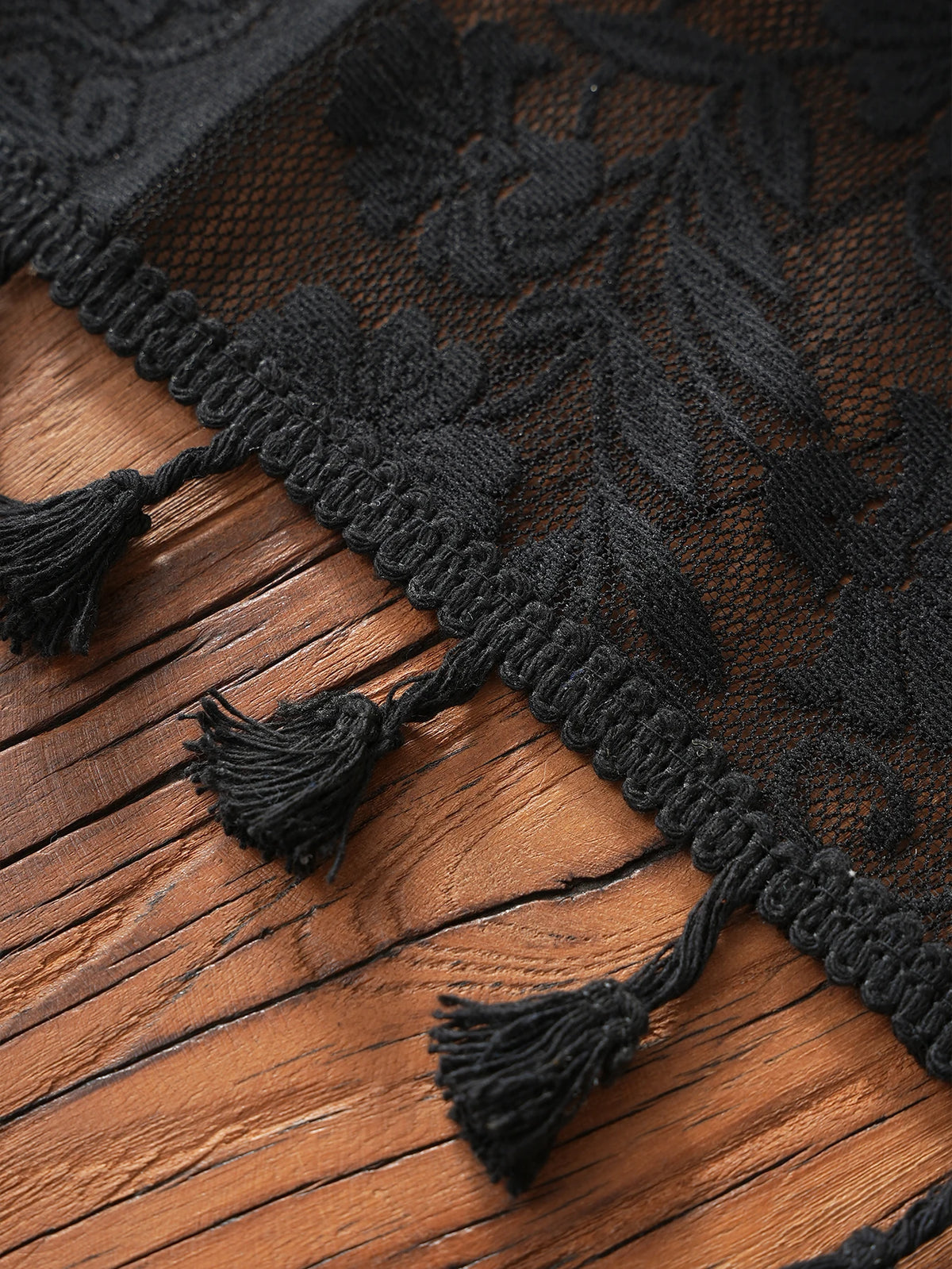 chimene table noir dentelle motif floral bordures franges assiettes couverts tasse théière gâteau cerises