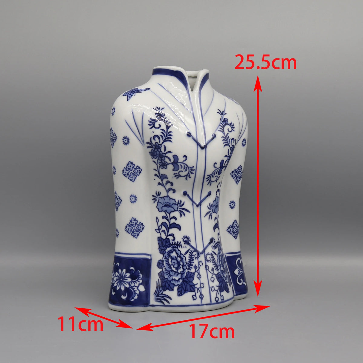 Vase de céramique blanc décoré de motifs floraux bleus avec des dimensions de 25,5 cm de hauteur, 17 cm de largeur et 11 cm de profondeur.