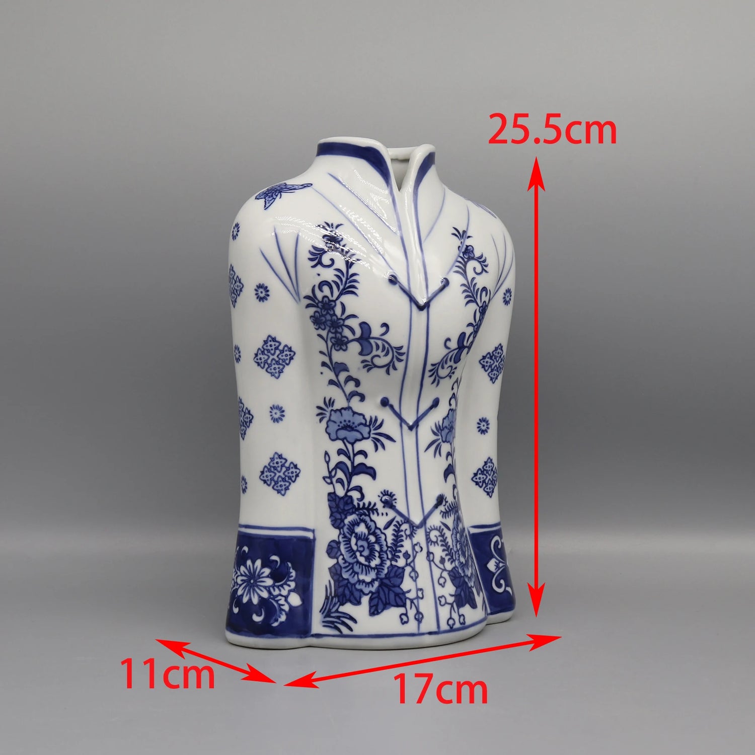 Vase de céramique blanc décoré de motifs floraux bleus avec des dimensions de 25,5 cm de hauteur, 17 cm de largeur et 11 cm de profondeur.