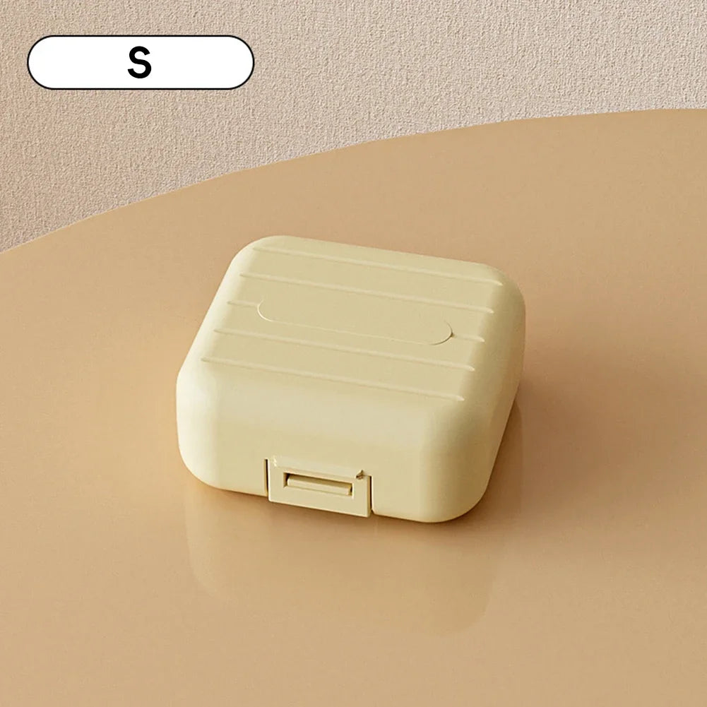 boîte pilules moderne blanc rose compartiments semaines verrouillable pratique adhésif organisateur médicaments portable