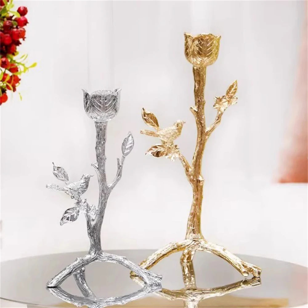 Des chandelles dorées et argentées décorées de fleurs et de feuilles, créant une image élégante et sophistiquée.