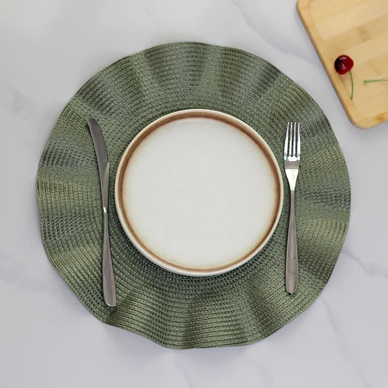 placemat moderne vert olive tissé fin polyester respectueux environnement assiette fourchette couteau cerise planche