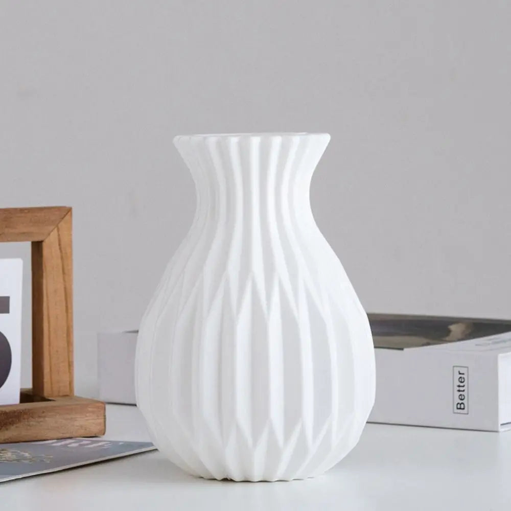 vase moderne plastique blanc rayures verticales fleurs artificielles rouge vert salon decoration