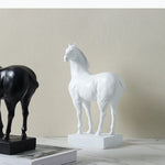 statues chevaux modernes minimalistes noir blanc decoration intérieure art contemporain