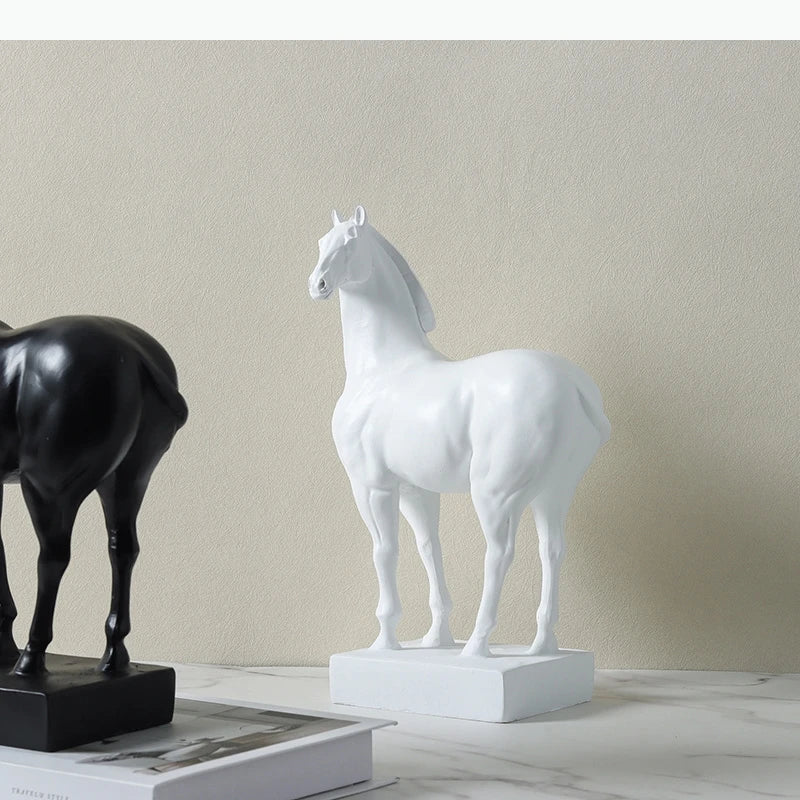 statues chevaux modernes minimalistes noir blanc decoration intérieure art contemporain