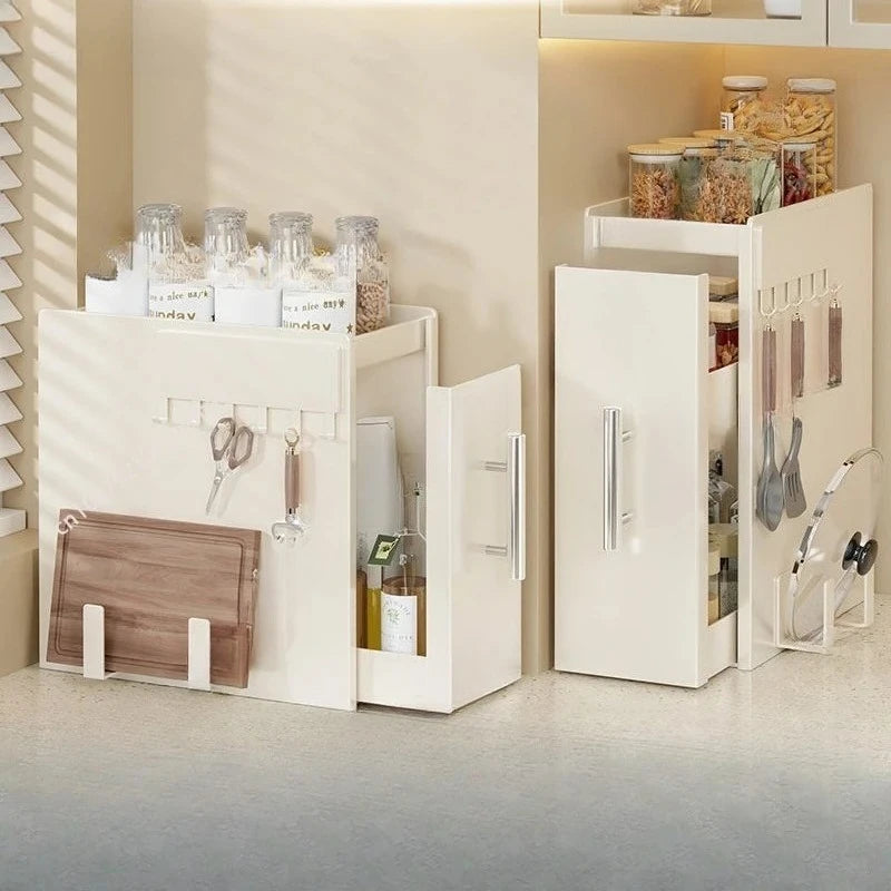 meuble rangement cuisine blanc hexagonal moderne poignées métalliques couteaux cuillères sauces pâtes huile planche