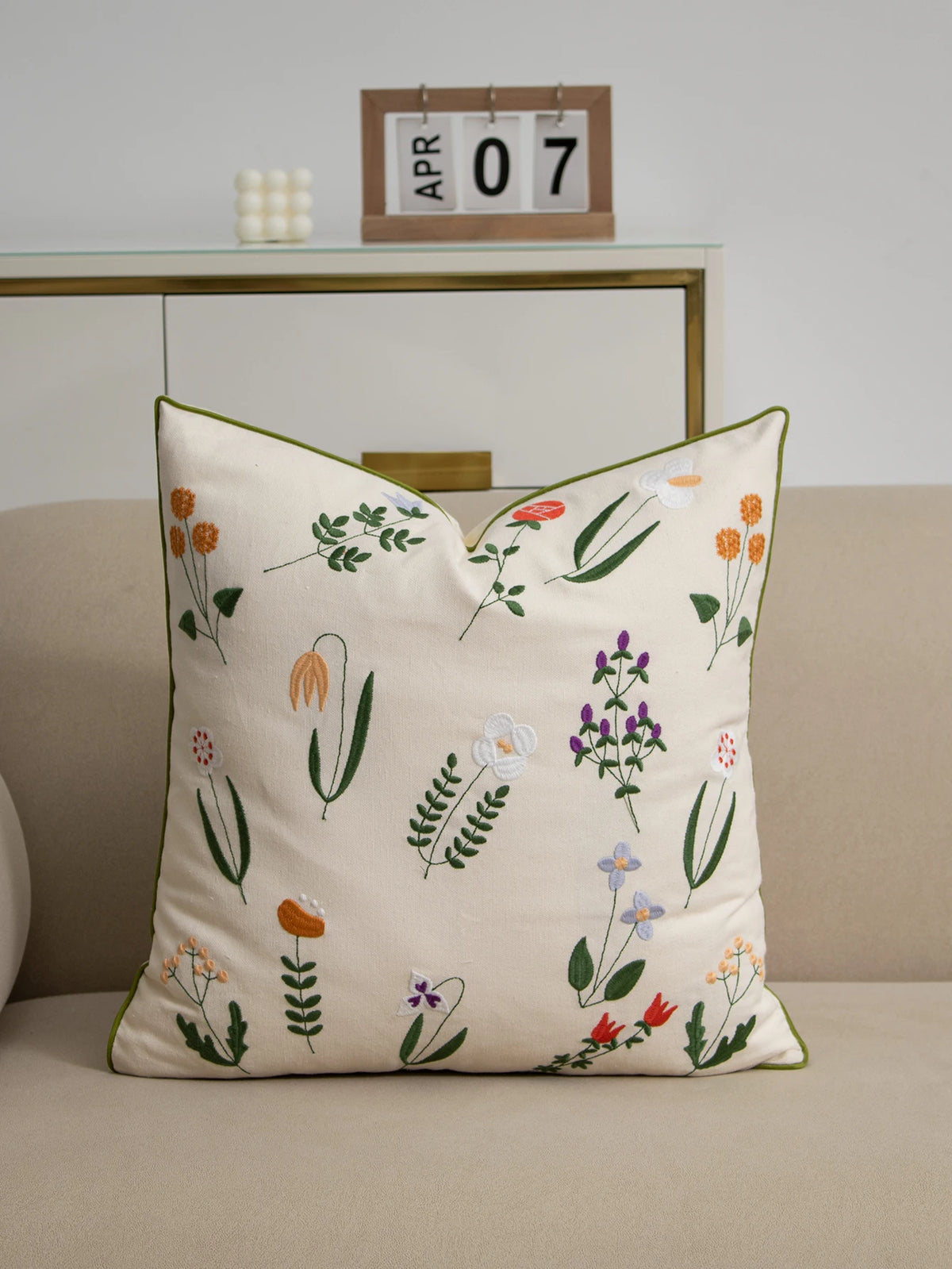 housse coussin fleurs sauvages polyester moderne délicat beige vert violet orange blanc opaque 45x45cm