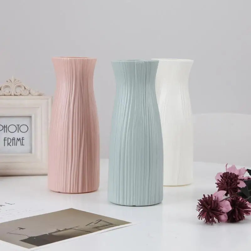 vase moderne rose bleu blanc rayures verticaux décoration intérieure bouquets fleurs artificielles plastique
