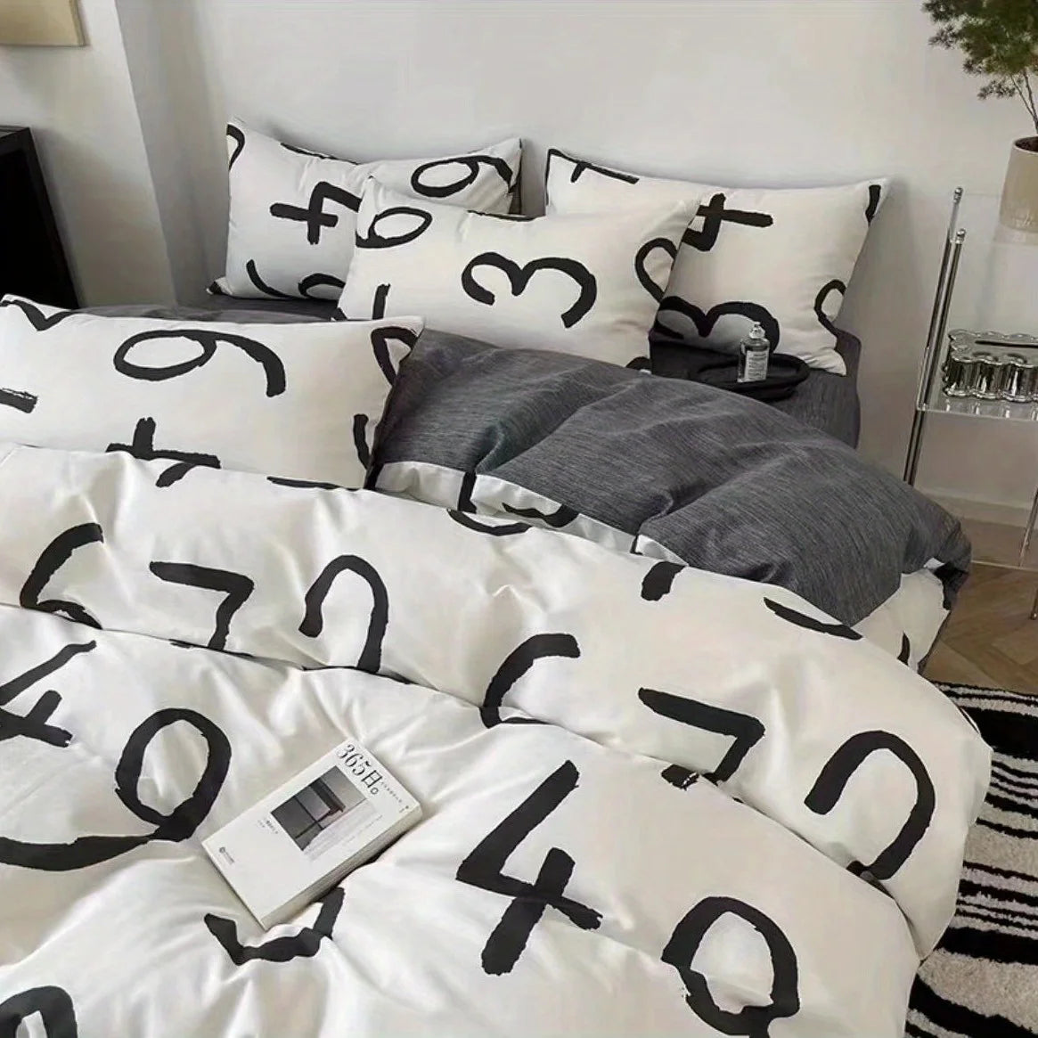 Parure de lit grise dans une chambre moderne avec décoration épurée