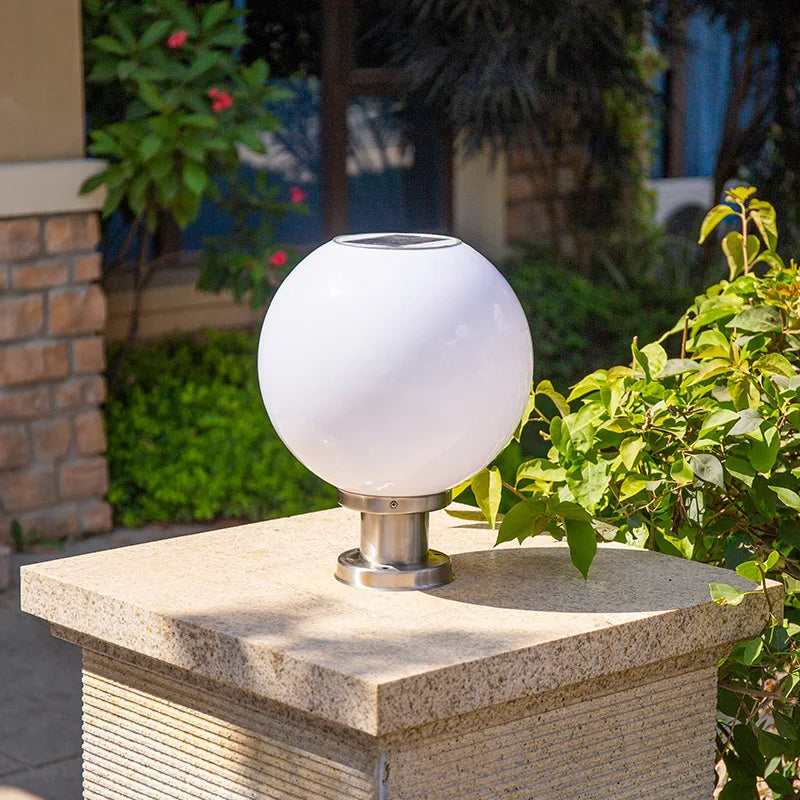 lampe solaire moderne blanc rond translucide base métallique éclairage extérieur autoinstallation led