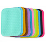 protège plat silicone moderne turquois jaune violet rose vert bleu noir texturé utilitaire cuisine