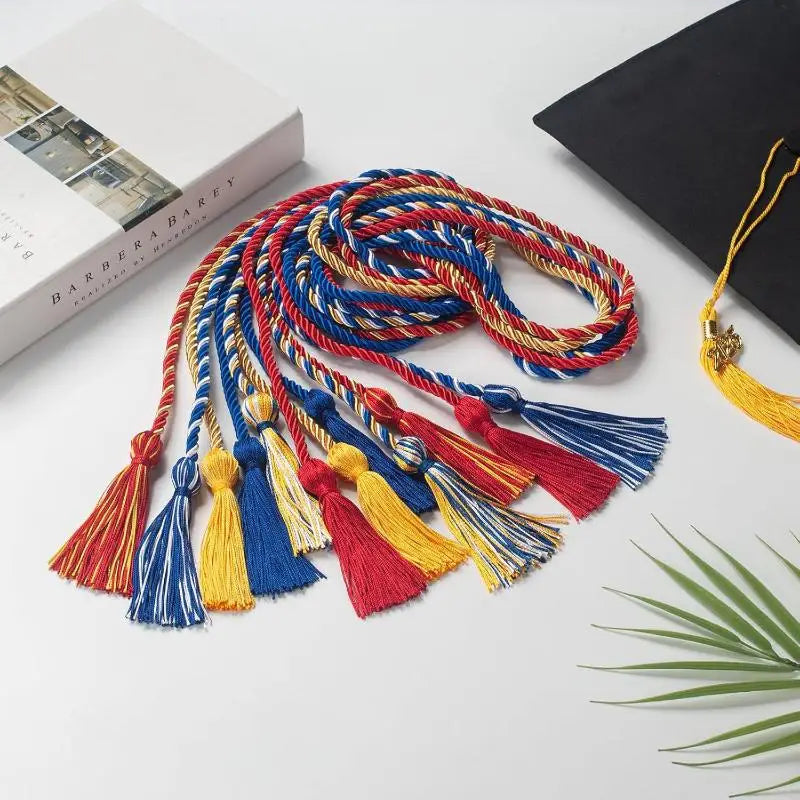 cordon d'honneur remise diplôme pompon boucle toge graduation
