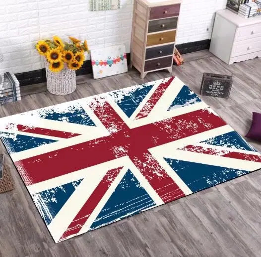 Un tapis design aux motifs du drapeau britannique Union Jack, disposé sur le sol d'une pièce meublée avec un mobilier vintage et un bouquet de tournesols, créant une ambiance chaleureuse et éclectique.