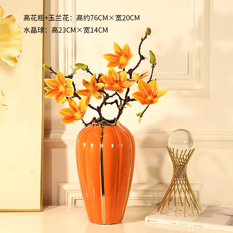 vase moderne élégant orange vert rayures bordure dorée fleurs artificielles décoration intérieure table salon