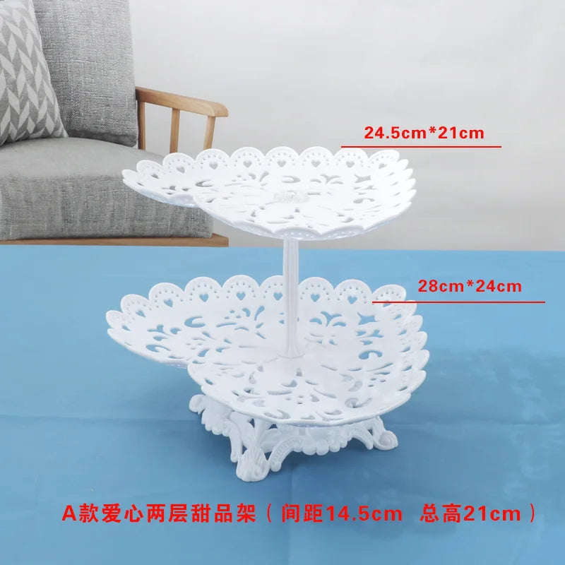 support gâteaux anniversaire blanc dentelle motifs floraux classique vintage niveaux assiettes carrées