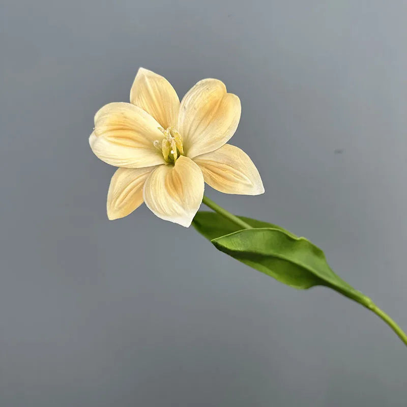 décoration intérieure bouquet fleurs artificielles tulipes violet orange jaune blanc marron réaliste