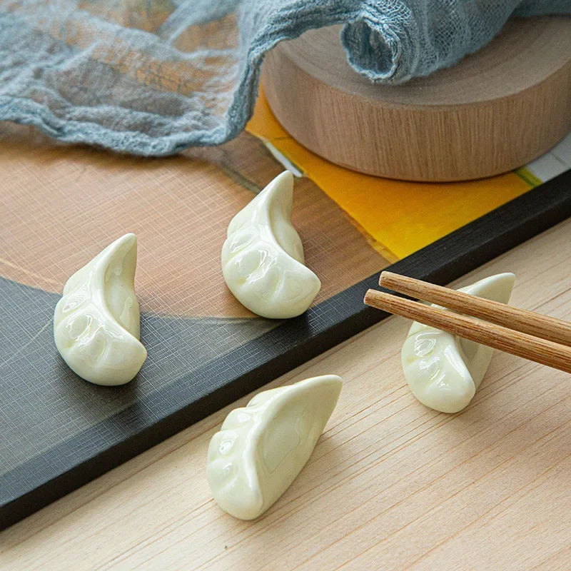 porte baguettes céramique forme ravioli blanc crème vert pâle minimaliste asiatique plis texture