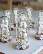 cloches verre transparent liège personnages sculptés fleurs artificielles couples blanc rose vert