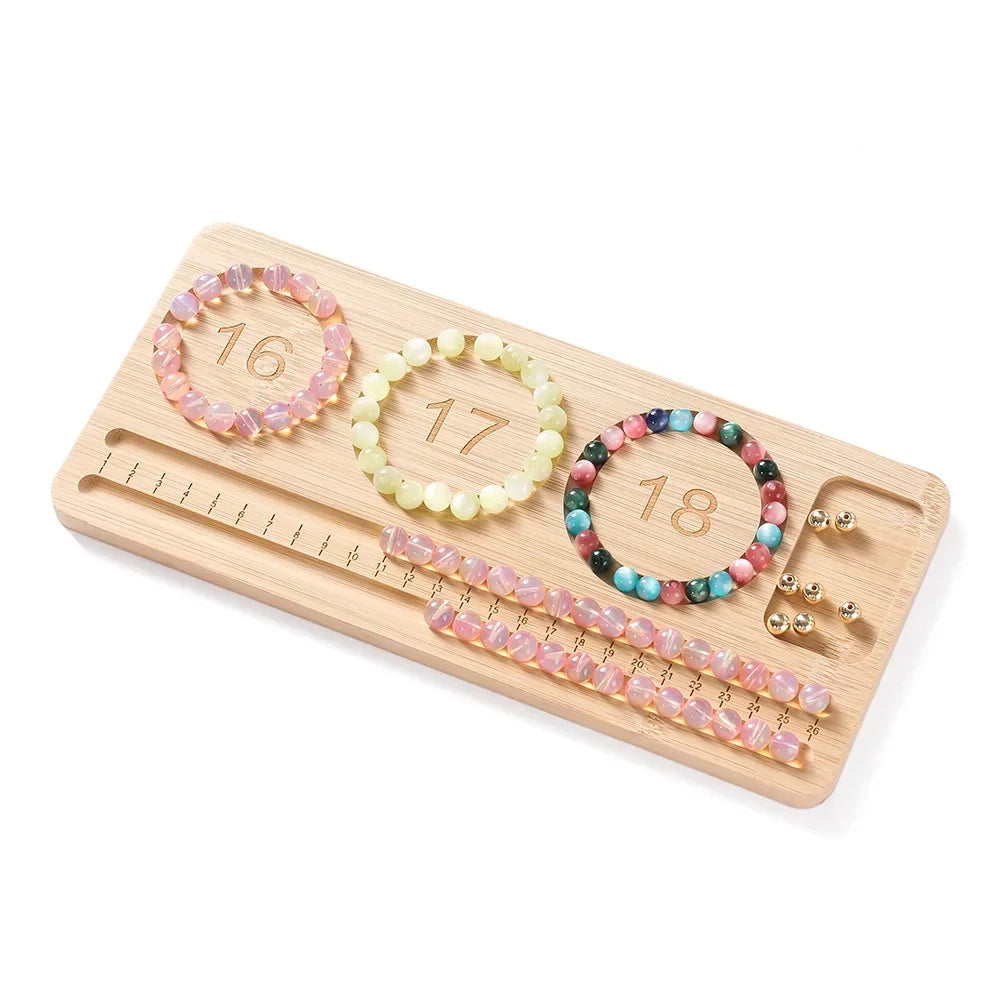 Plateau en bois organisateur de bijoux en cours d'utilisation