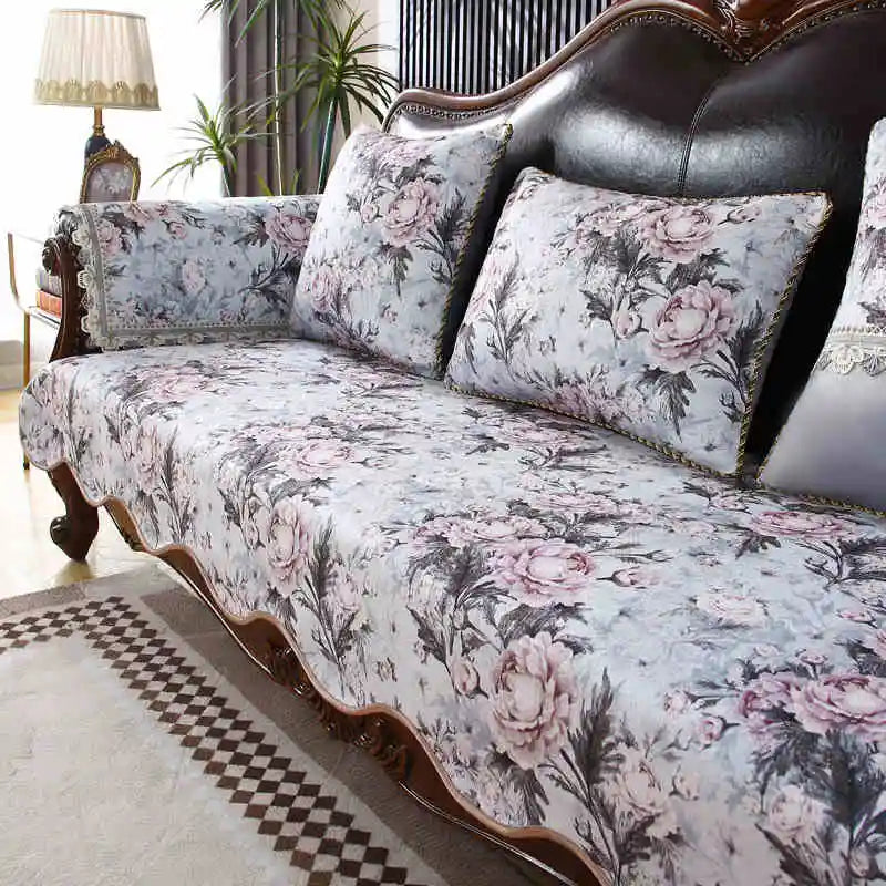 Le canapé luxueux, orné de motifs floraux délicats, confère une ambiance élégante et romantique à cette pièce d'intérieur.