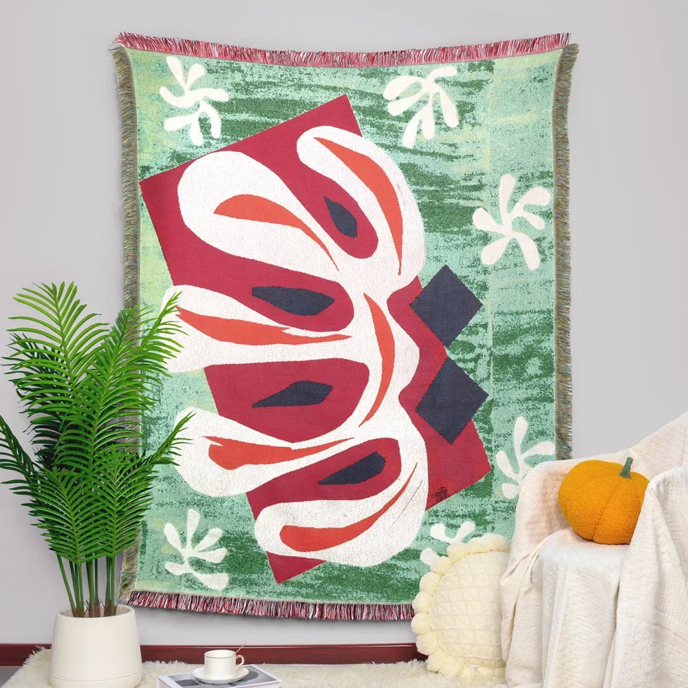 Cette couverture florale abstraite aux couleurs vives et vibrants crée une ambiance tropicale dans un intérieur.