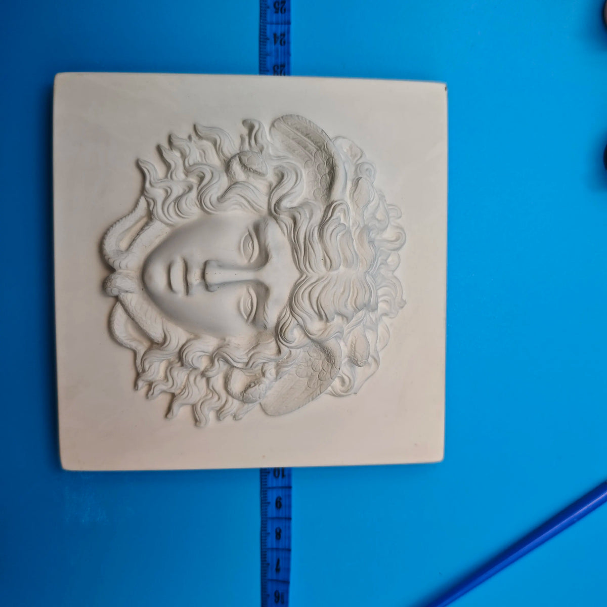 décoration murale relief blanc visage cheveux ondulés plaque classique salon chambre anniversaire