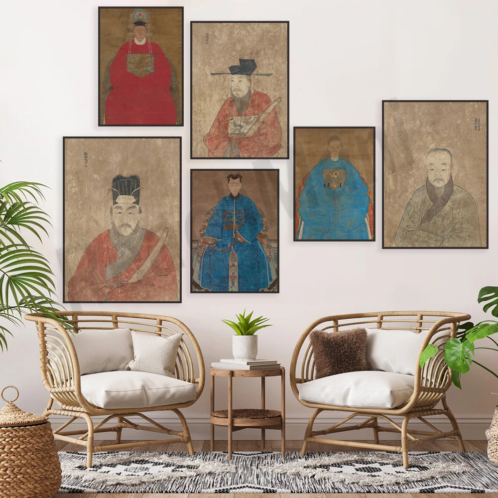 Cette salle de séjour élégante présente une galerie de portraits historiques qui apportent une touche d'authenticité et de raffinement à l'espace.