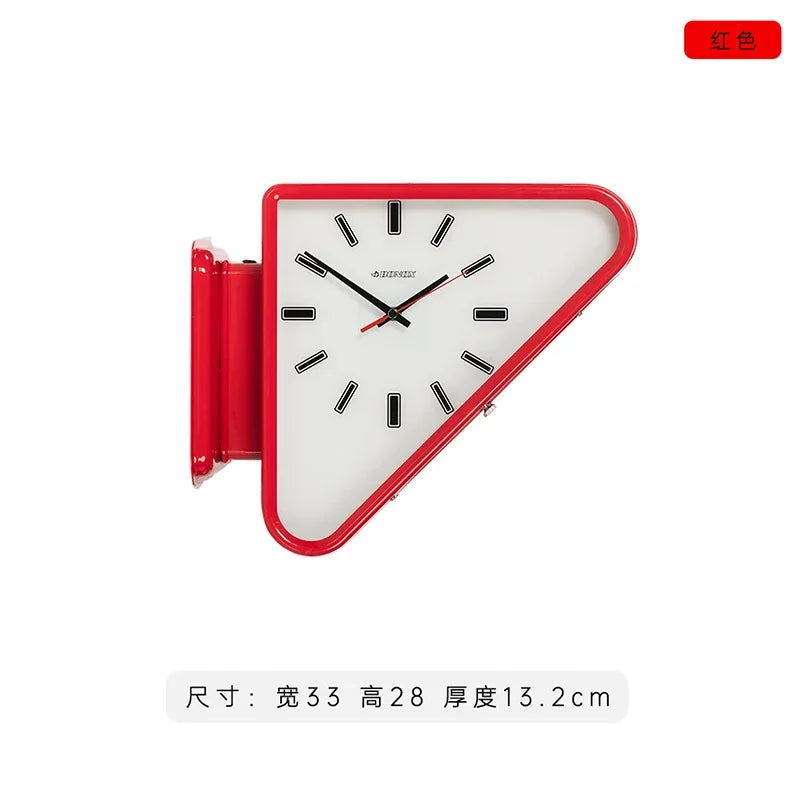 horloge murale triangulaire vintage rouge noir aiguille métal brillant fixée mur industriel