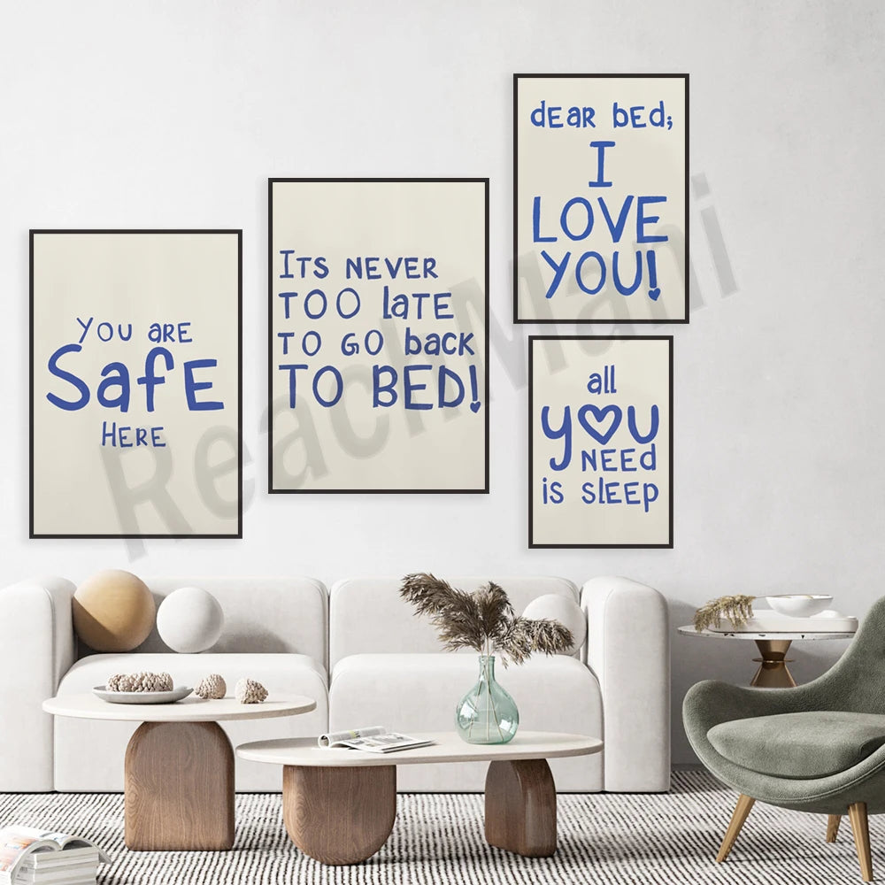 Cette image représente un salon avec des cadres muraux contenant des messages humoristiques et encourageants sur le sommeil et le bien-être. Le décor est moderne et épuré, avec des meubles en bois et en tissu clair.