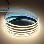 Bande lumineuse LED COB flexible installée sous un meuble de cuisine