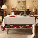 Une atmosphère cosy et élégante avec une table dressée pour un repas dans un décor traditionnel et chaleureux, agrémenté d'accessoires décoratifs et d'un cadre mural.