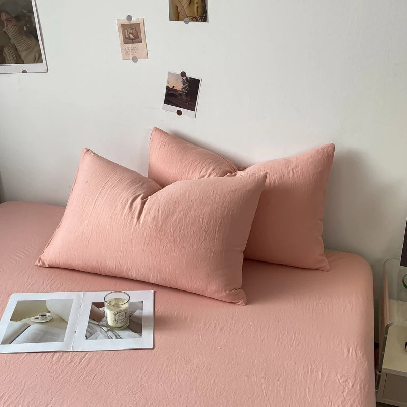 L'image montre un lit douillet et reposant avec des oreillers et une couverture dans une teinte rose pâle, créant une atmosphère apaisante et confortable.