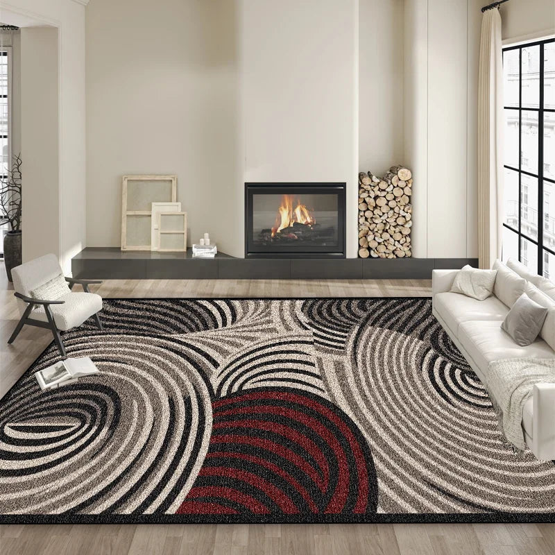 Le salon accueillant avec sa cheminée, son mobilier épuré et son tapis aux motifs géométriques monochromes crée une atmosphère chaleureuse et contemporaine.