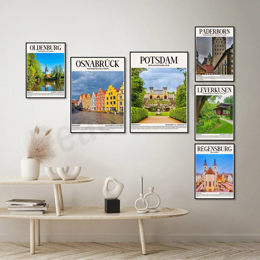 Affiches de villes allemandes telles qu'Oldenbourg, Osnabruck, Potsdam et Regensbourg, exposées sur un mur blanc avec des objets décoratifs.