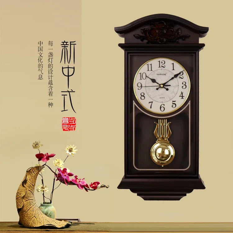 horloge murale classique blanche dorée motif floral ornemental secondaire vintage sophistiquée decoration florale