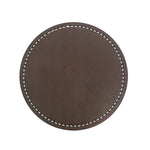 Un tapis de souris rond en cuir marron foncé avec une couture blanche autour du bord.