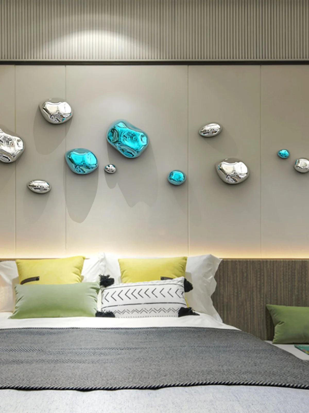 Décoration murale en pierre galvanisée grise dans un salon moderne