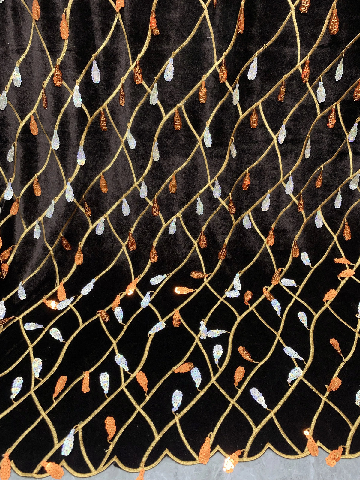 tissu dentelle africain noir motif géométrique feuilles orange blanc robe traditionnelle nigériane luxe
