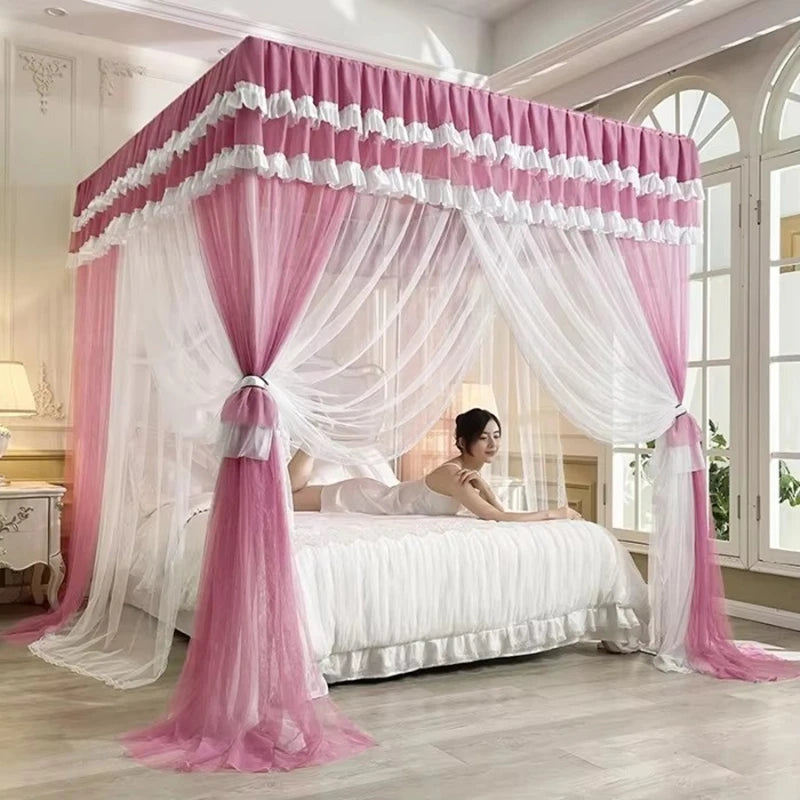 Un lit à baldaquin rose et blanc avec des rideaux aériens dans une chambre élégante et lumineuse.