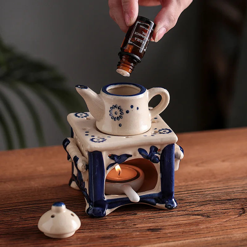 diffuseur huiles essentielles céramique blanc bleu fleurs stylisées rustique théière chauffe thé salon decoration