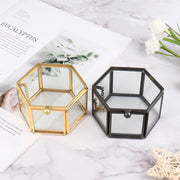boîte bijoux verre hexagonale or noir cadre métallique chaînette fermeture moderne minimaliste exposé decoration