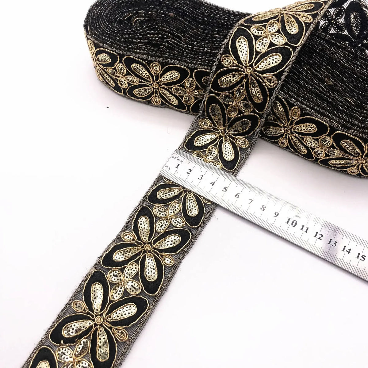 ruban dentelle broderie sequins dorés décoration robe couture élégante garniture col fleurs luxe