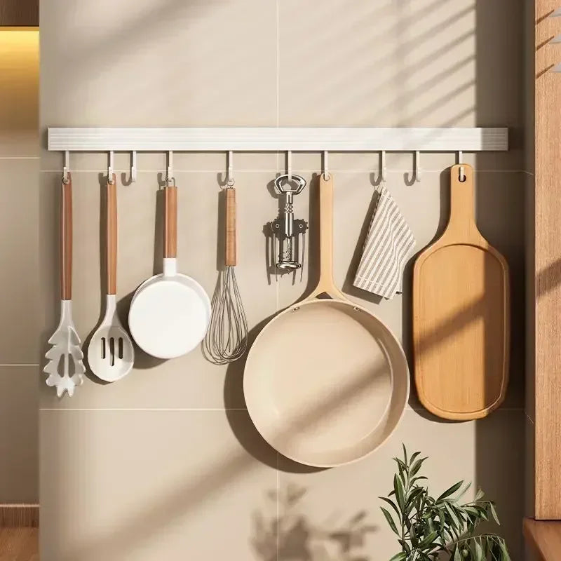 organisateur cuisine crochets suspension ustensiles rangement mur moderne blanc argenté spatules louches tasses bouteilles