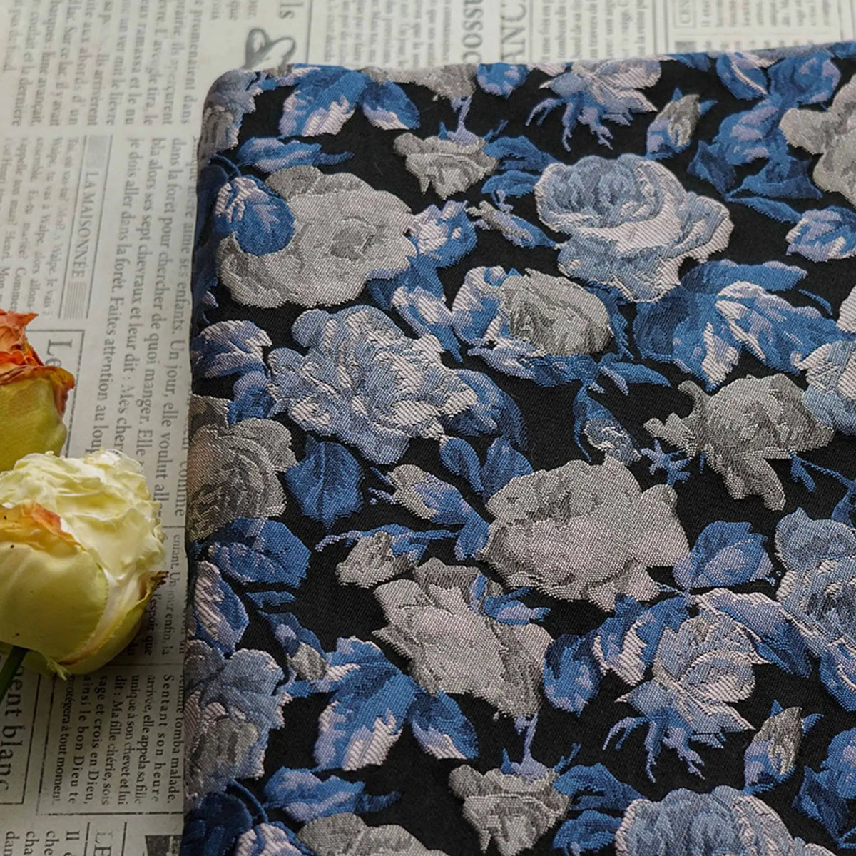tissu imprimé fleurs bleu gris noir texturé brodé couture vêtements accessoires sophistiqué élégant