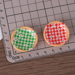 plateaux simulation résine miniature décorative assiettes gâteaux motifs fleurs carreaux textes couleurs marron blanc